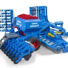 Vista lateral de Sembradora Lemken Solitair 9 02026 de Bruder con unidades de siembra plegables y depósito practicable.