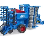 Sembradora Lemken Solitair 9 02026 de Bruder con unidades de siembra plegadas y depósito practicable.