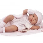 Muñeca Recién Nacida Lúa con Toquilla de Antonio Juan acostada, de 42 cm, con cuerpo de vinilo sexuado y tacto especial.