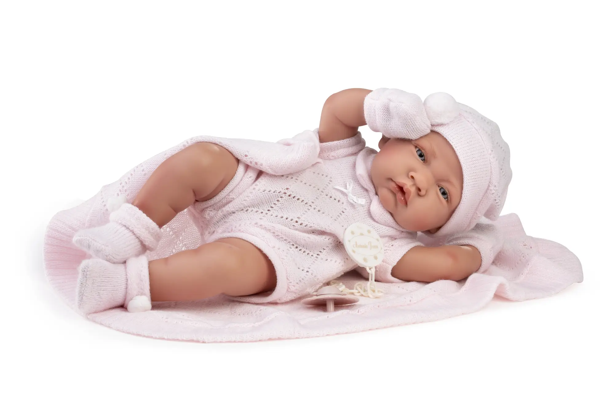 Muñeca Recién Nacida Lúa con Toquilla de Antonio Juan acostada, de 42 cm, con cuerpo de vinilo sexuado y tacto especial.
