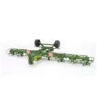 Hilerador Krone verde completamente desplegado con varios rotores y las ruedas de transporte elevadas.