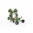 Hilerador Krone verde plegado en posición de transporte, con los rotores elevados y apoyado sobre sus ruedas.