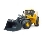 Cargadora Volvo L260H 02458 de Bruder con gran pala basculante, brazo funcional y dirección articulada.