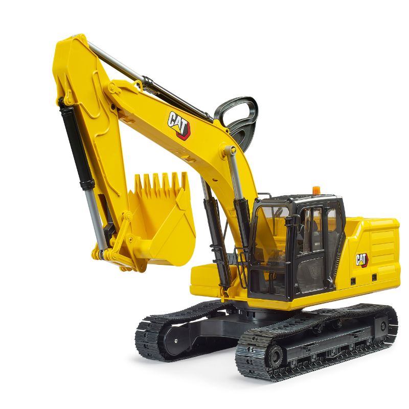 Excavadora oruga CAT 02483 Bruder Excavadora de orugas CAT amarilla en vista frontal de tres cuartos, con brazo elevado, cuchara y cabina acristalada.