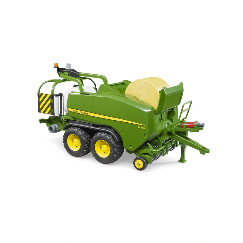 Vista trasera de la rotoempacadora John Deere C441R de Bruder con una paca color paja en el sistema de envoltura.