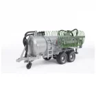 Cisterna Fliegl 02020 de Bruder con depósito rellenable y sistema de mangueras esparcidoras plegado.