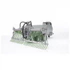 Cisterna Fliegl 02020 de Bruder con el sistema de mangueras esparcidoras completamente desplegado.