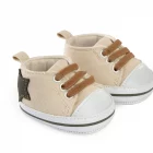 Detalle de zapatos surtidos de Antonio Juan para completar el vestuario y el juego de vestir con muñecas compatibles.