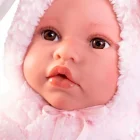 Primer plano del rostro de la muñeca Recién Nacida Erika con capucha rosa de conejita.