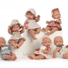 Exposición de muñecas Pitu con trajes de colores de Antonio Juan, modelos sexados de 26 cm con cuerpo de vinilo de tacto especial.