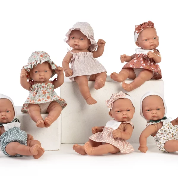 Exposición de muñecas Pitu con trajes de colores de Antonio Juan, modelos sexados de 26 cm con cuerpo de vinilo de tacto especial.