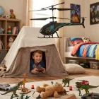 Niño en su cabaña jugando con el Helicóptero Air Mamba de Bizak, juguete de acción con vehículo aéreo para imaginar misiones y aventuras.