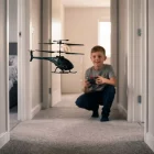Niño jugando con el Helicóptero Air Mamba de Bizak en el pasillo, juguete de acción con vehículo aéreo para imaginar misiones y aventuras.