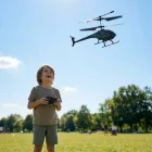 Niño jugando con el Helicóptero Air Mamba de Bizak en el exterior, juguete de acción con vehículo aéreo para imaginar misiones y aventuras.