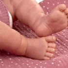 Detalle de los pies de la muñeca Sweet Reborn Lúa Mantita de Antonio Juan, de 42 cm, sexada y con cuerpo completo de vinilo de tacto especial.