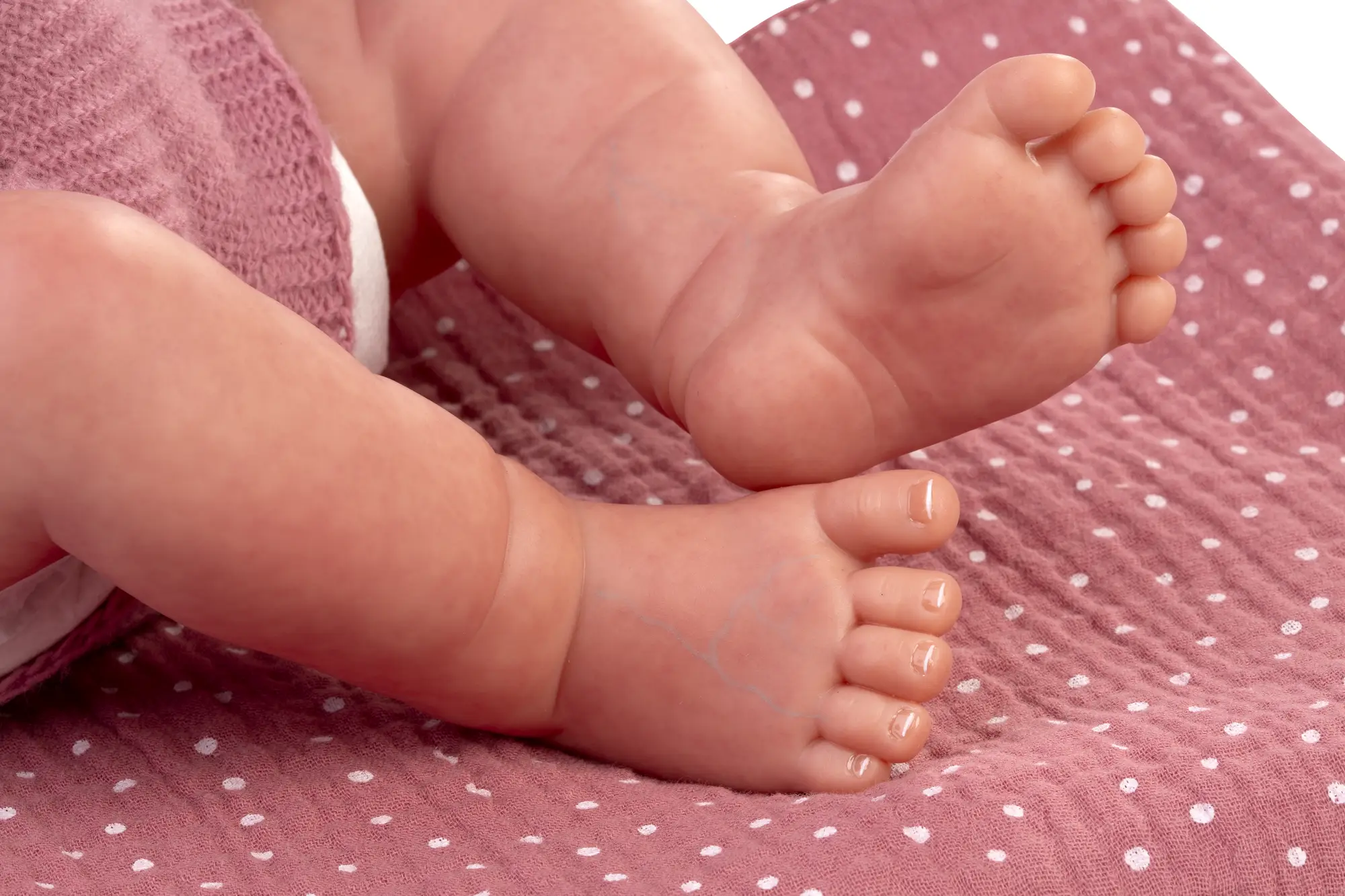 Detalle de los pies de la muñeca Sweet Reborn Lúa Mantita de Antonio Juan, de 42 cm, sexada y con cuerpo completo de vinilo de tacto especial.