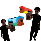 Dos jugadores sostienen los blásteres azul y rojo del Laser XNT Pack Doble.