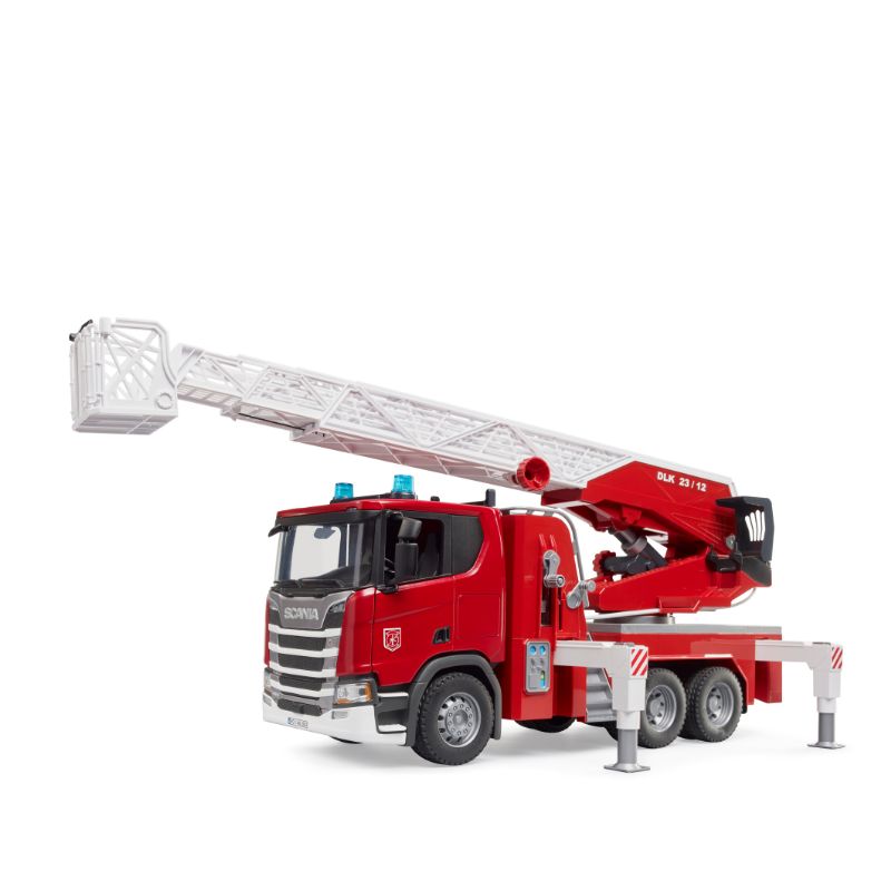 Scania Super 560R Bomberos 03591 Bruder Camión de bomberos Scania Super 560R rojo con escalera y cesta elevadas y estabilizadores desplegados.