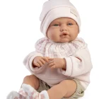 Primer plano del muñeco Babydoo Posturitas Urban de Antonio Juan con gorro rosa claro de pompón y cuello de cuadros.