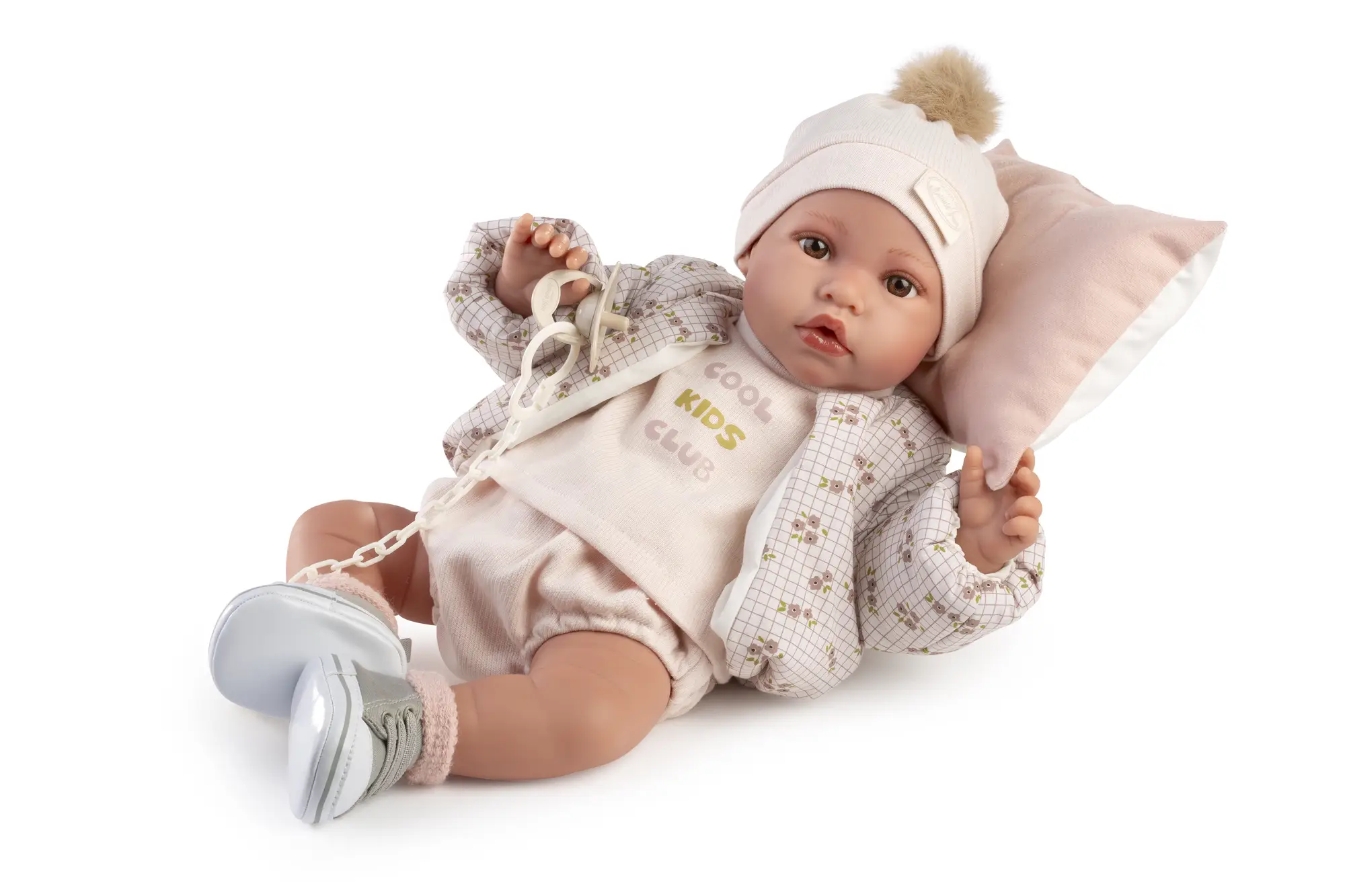 Muñeca Recién Nacida Erika Bomber de Antonio Juan recostada, de 42 cm, con cuerpo blandito, tacto especial y ropa de estilo urbano.