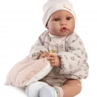 Muñeca Recién Nacida Erika Bomber de Antonio Juan sentada con cojín, de 42 cm, con cuerpo blandito, tacto especial y ropa de estilo urbano.