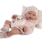 Muñeca Recién Nacida Pipa Invierno recostada sobre un cojín estampado, con conjunto rosa y el chupete en una mano.