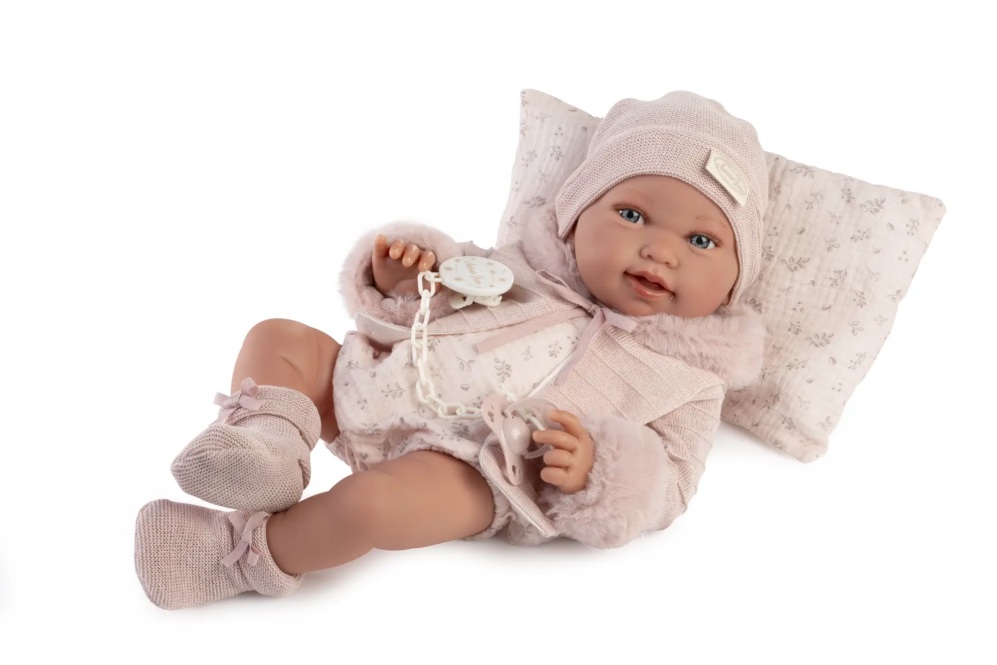 Muñeca Recién Nacida Pipa Invierno de Antonio Juan recostada, de 42 cm, con cuerpo blandito, tacto especial y relleno especial.