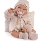 Primer plano de la muñeca Recién Nacida Pipa Invierno con gorro, chaqueta rosa de pelo y chupete.