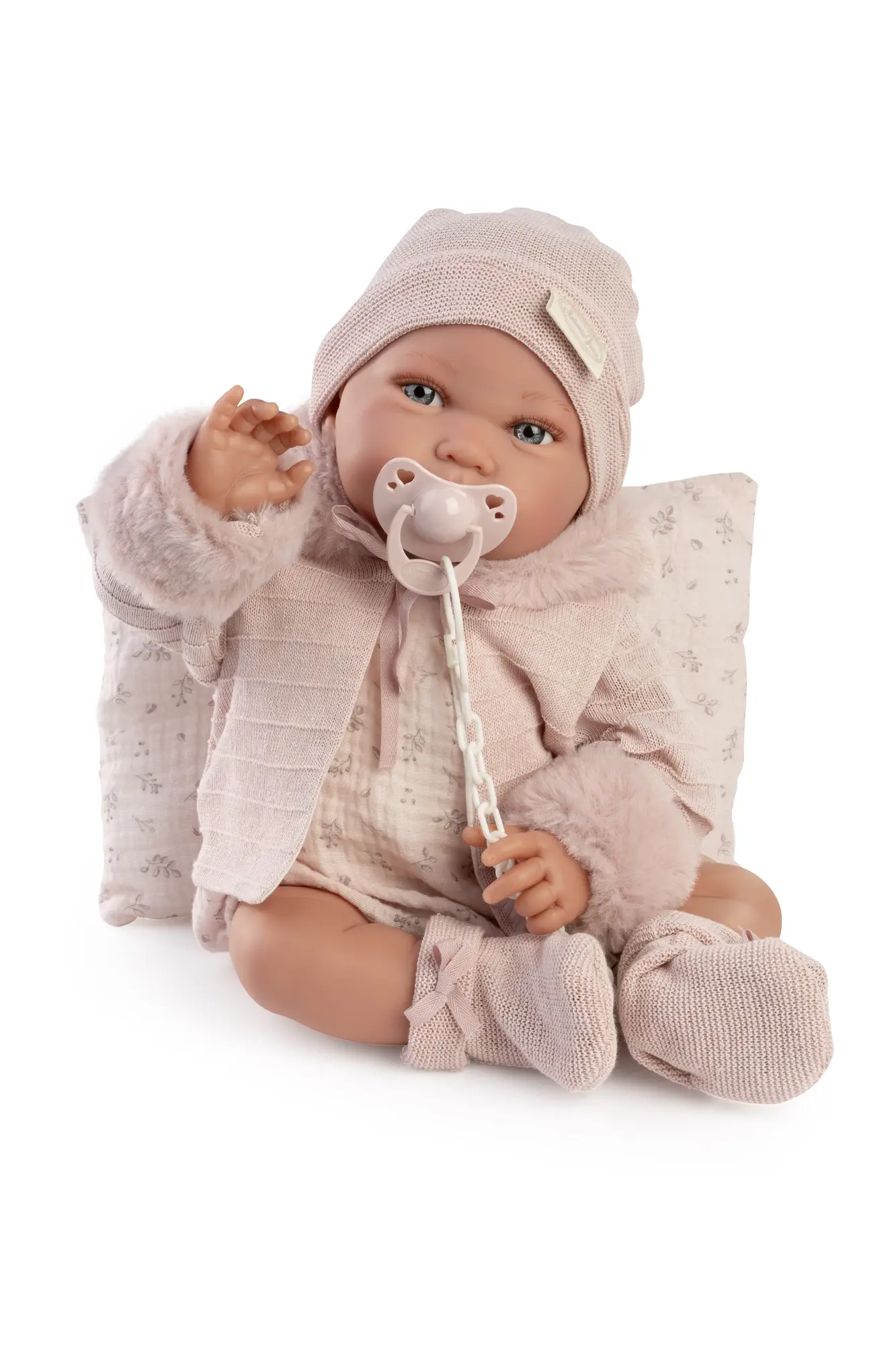 Muñeca Recién Nacida Pipa Invierno de Antonio Juan sentada, de 42 cm, con cuerpo blandito, tacto especial y relleno especial.
