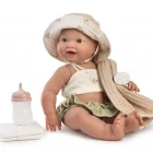 Muñeca Recién Nacida Mía Hace Pipí Playera de Antonio Juan sentada con biberón, de 42 cm, con cuerpo de vinilo, tacto especial y diseño sexuado.