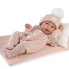Muñeca Recién Nacida Pipa Colcha de Antonio Juan acostada, de 42 cm, con cuerpo de vinilo sexuado, tacto especial y colcha.