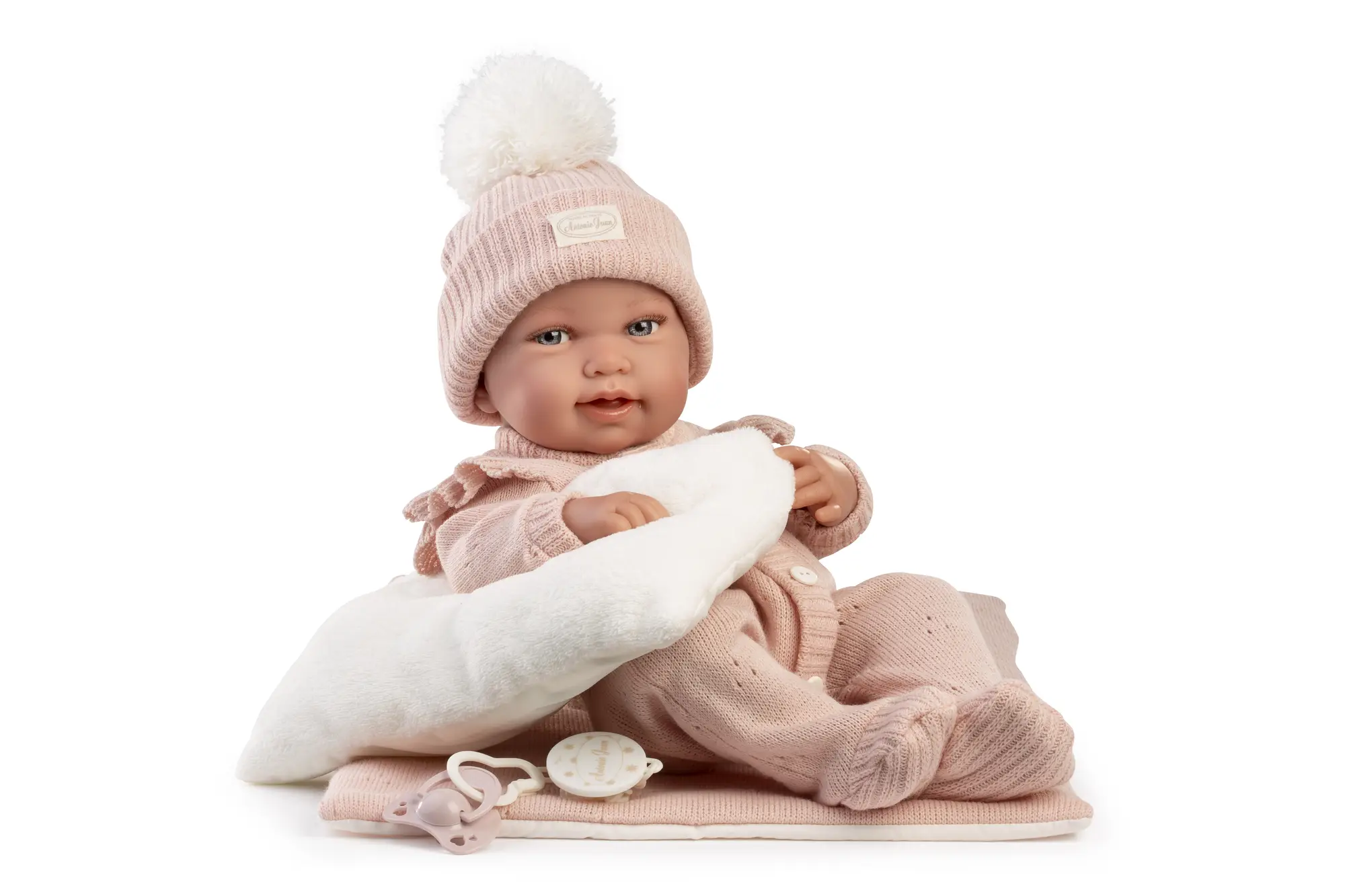 Muñeca Recién Nacida Pipa Colcha de Antonio Juan con cojín, de 42 cm, con cuerpo de vinilo sexuado, tacto especial y colcha.