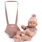 Detalle de Muñeca Recién Nacida Nica y Portabebé de Antonio Juan, de 42 cm, con cuerpo de vinilo sexuado y tacto especial.