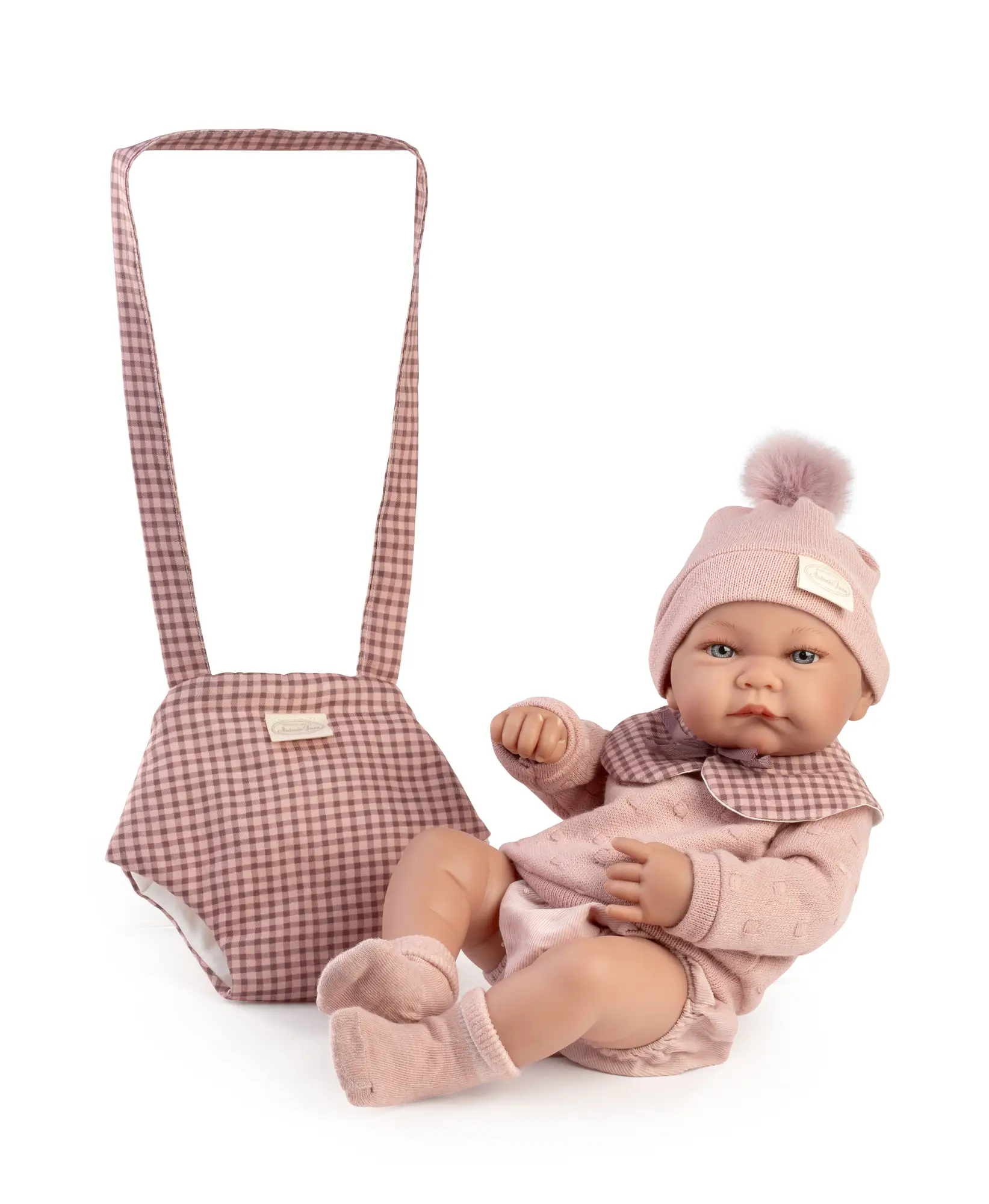 Detalle de Muñeca Recién Nacida Nica y Portabebé de Antonio Juan Detalle de Muñeca Recién Nacida Nica y Portabebé de Antonio Juan, de 42 cm, con cuerpo de vinilo sexuado y tacto especial.