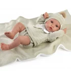 Muñeco Recién Nacido Erik Toquilla Verde de Antonio Juan acostado, de 42 cm, con cuerpo de vinilo sexuado y tacto especial.