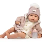 Muñeca Reborn Baby Love Invierno sentada con abrigo y gorro rosa, junto a un biberón y con el chupete en la mano.