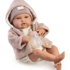 Muñeca Reborn Baby Love Invierno en primer plano, con capucha rosa y un biberón entre las manos.