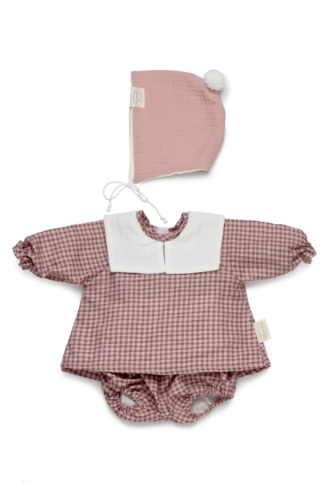 Conjunto vichy rosa Antonio Juan para muñeca de 52 cm Conjunto para muñeca de 52 cm con vestido y braguita de cuadros vichy rosa, cuello blanco y capota con pompón.