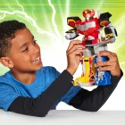 Niño jugando con la Figura electrónica Power Rangers Ultimate Megazord de Bizak con espada, brazos articulados, ojos luminosos y sonidos.