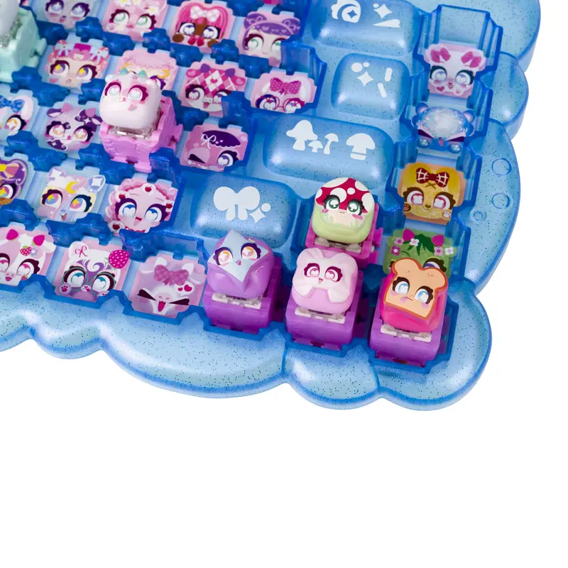 Personajes coleccionables del Clickeez Teclado Megapack Serie 3 de Bizak colocados sobre la base.