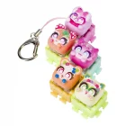 Cinco personajes Clickeez Pack 5 Serie 3 de Bizak unidos a un llavero.